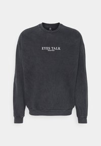 Mörkgrå sweatshirt med rundad hals, långa ärmar, ribbade muddarna och en vit "EYES TALK"-logga över bröstet. Mjuk känsla.