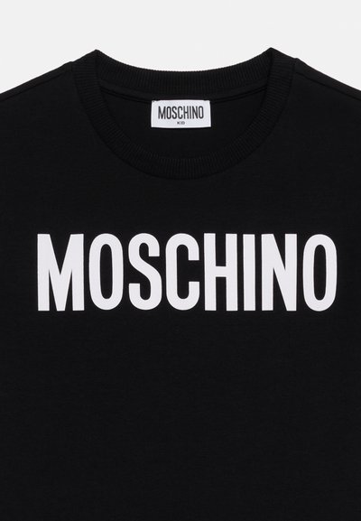 Μαύρο φούτερ με στρογγυλή λαιμόκοψη και μεγάλο λευκό γράμμα "MOSCHINO" στο στήθος, με ετικέτα "MOSCHINO KID" στο εσωτερικό του γιακά.