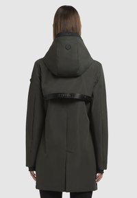Parka verde scuro con cappuccio, tessuto testurizzato, cintura regolabile e dettaglio del logo sul retro. Taglio dritto con maniche lunghe.