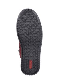 Czarna gumowa podeszwa buta z diamentowym wzorem, z czerwonym logo. Kompaktowa i teksturowana dla lepszej przyczepności.