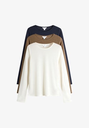 Drie langarmshirts gerangschikt in lagen. Kleuren: marineblauw, bruin en wit. Ronde halslijn, zachte textuur, met een casual design en zonder patronen.