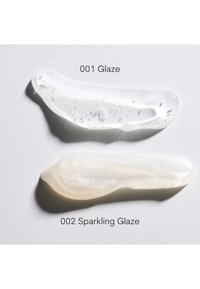 To produkter med gel-lignende konsistens på en hvid overflade. Den øverste er klar (001 Glaze) med bobler; den nederste er perlemorshvid (002 Sparkling Glaze).