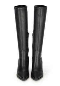 Botas altas de cuero negro hasta la rodilla con punta afilada, cremalleras laterales y costuras elegantes. Textura suave y diseño estructurado.