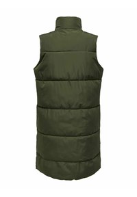 Chaleco sin mangas acolchado en verde oscuro. Presenta un diseño acolchado, cuello alto y una textura suave. El cierre no es visible en la vista trasera.