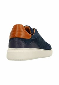 Marineblauwe suède sneaker met bruine leren accenten, textuur aan de achterkant en een witte rubberen zool. Heeft een soepel, modern ontwerp en een gewatteerd interieur.