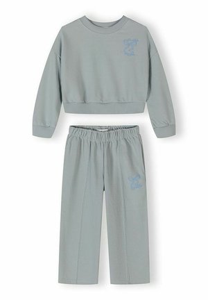 Jasnoszary dwuczęściowy komplet z długim rękawem, krótka bluza oraz spodnie z wysokim stanem, oba z haftem niebieskiej kokardy po lewej stronie.