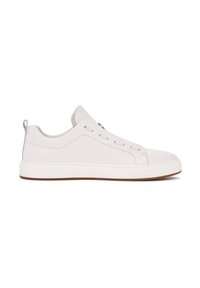 Zapatillas de cuero blancas con acabado suave, puntera redonda y suela de goma. Presentan un lazo en el talón y un detalle de cordones minimalista.