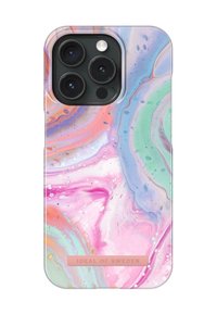 Coque de téléphone présentant un design en tourbillon coloré dans des teintes de rose, violet, vert et bleu, fabriquée en plastique dur avec une texture lisse et une plaque de logo.