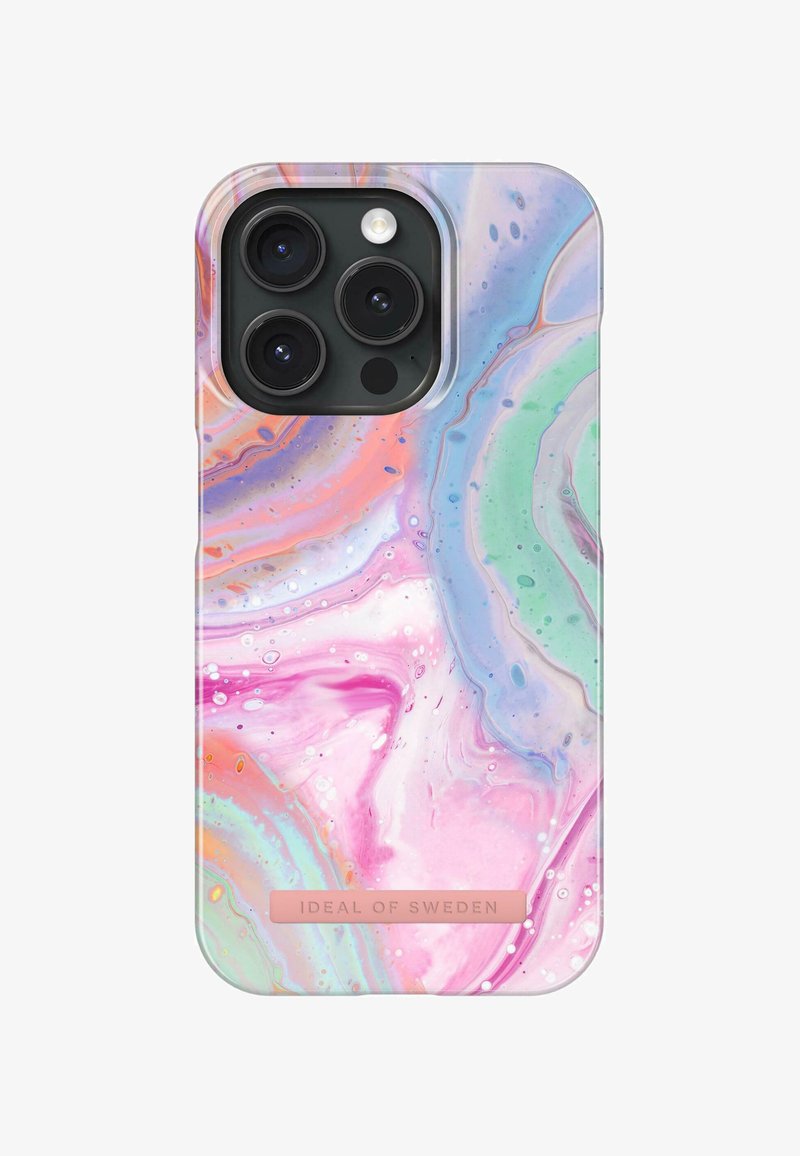 Telefoonhoesje met een kleurrijk draaiend ontwerp in roze, paars, groen en blauw, gemaakt van hard plastic met een gladde textuur en een logoplaatje.