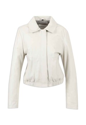 Veste cropped en cuir blanc avec un col, fermeture éclair à l'avant et ourlet élastique. Manches longues et deux poches latérales. Texture douce.