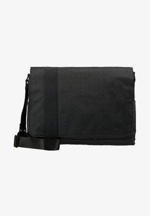 Czarna torba na ramię wykonana z wytrzymałego materiału, z teksturowanym przodem, gładkimi skórzanymi akcentami, regulowanym paskiem i detalem z logo.