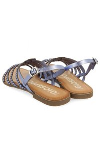 Sandalias azules con tiras, diseñadas con un tejido entrelazado, con un material suave y suela plana. Cierre de hebilla en una correa de talón ajustable.
