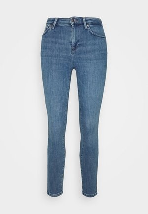 Jeans slim fit din denim albastru, dotate cu un design clasic cu cinci buzunare, închidere frontală cu fermoar și nasture, și o ușoară decolorare pentru textură.