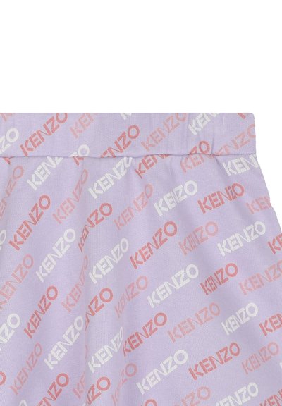 Shorts lavande avec une taille élastique, arborant un logo KENZO répété en rouge et blanc. Tissu doux avec une texture lisse.