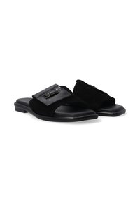 Zwarte slidese sandalen met een glad leren bovenwerk en suède banden. Beschikt over een metallic accent op de band, platte zool en een open teenontwerp.