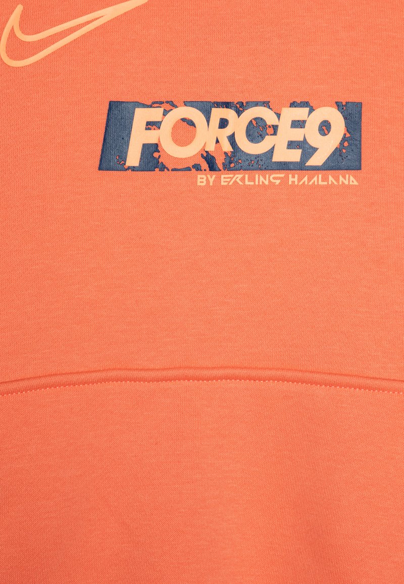 Felpa arancione con una grafica blu che recita "FORCE9" e "di Erling Haaland", con un leggero logo Nike in alto.