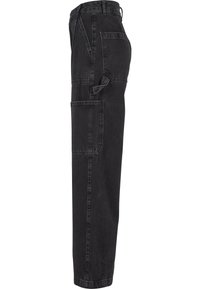 Jean cargo noir droit avec plusieurs grandes poches latérales et passants de ceinture, vu de côté gauche sur fond blanc.