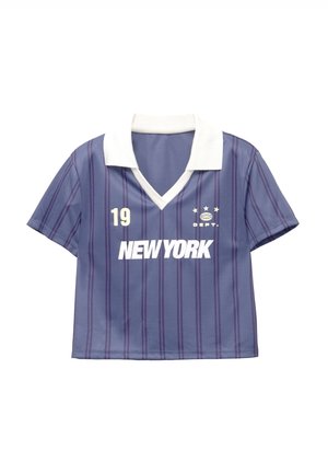 Modrá športová košeľa krátkeho rukáva s bielym golierom, vertikálnymi pruhmi, číslom 19, nápisom "NEW YORK" a tromi hviezdami nad logom zemegule.