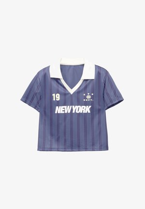 Modra športna majica s kratkimi rokavi in belim ovratnikom, vertikalnimi črtami, številko 19, besedilom "NEW YORK" in tremi zvezdami nad logotipom zemeljske krogle.
