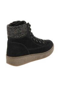 Zwarte suède hoge sneakers met een gemêleerde gebreide kraag, zwarte veters door metalen oogjes en een dikke brown rubberen zool.