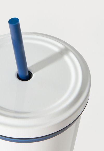 Λευκό επαναχρησιμοποιούμενο ποτήρι με μπλε καπάκι και μπλε καλαμάκι που έχει εισαχθεί μέσα από μια μικρή τρύπα στο κέντρο του καπακιού.