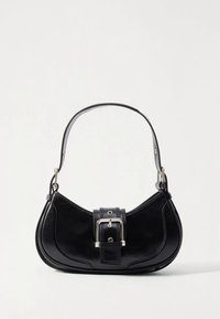 Černá kožená kabelka s oblým tvarem, výraznou přezkou a krátkým popruhem. Hladká textura s lesklými detaily.