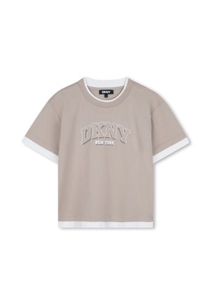 T-shirt beige à manches courtes avec bordure blanche et logo DKNY New York imprimé en blanc sur le devant.