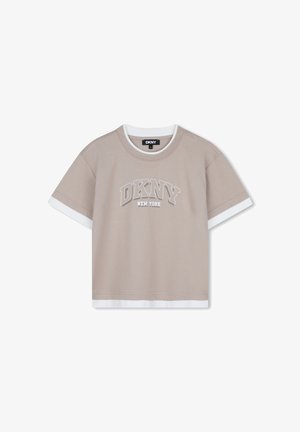 T-shirt beige à manches courtes avec bordure blanche et logo DKNY New York imprimé en blanc sur le devant.