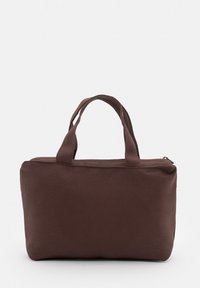 Borsa tote in tessuto marrone con due manici corti e chiusura a zip, caratterizzata da una texture liscia e forma rettangolare.