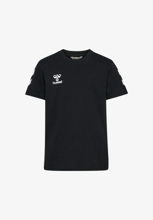 Czarna bawełniana koszulka z okrągłym dekoltem, z białym logo na piersi oraz białym wzorem w kształcie szewrona na rękawach.