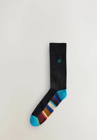 Calzino nero con una parte superiore uniforme e una parte inferiore a strisce multicolori, con accenti blu all'estremità e un piccolo logo in verde acqua.
