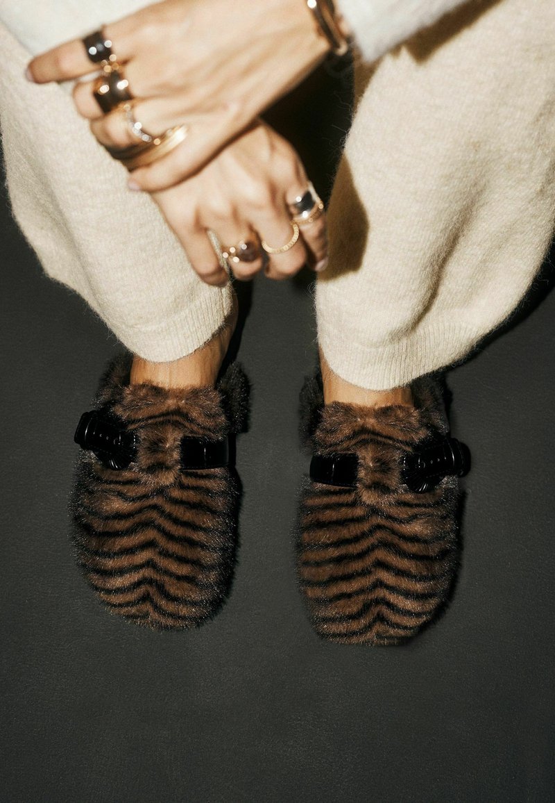 George Braun Rockett St George FAUX FUR MULE - Hausschuh - animal print/braun ...