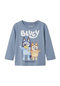 Dugi rukav plavi majica od pamuka sa crtanima likovima Bluey i Bingo, s okruglim izrezom i šarenim tiskanim dizajnom.