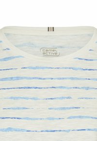 Witte T-shirt met horizontale blauwe strepen langs het lichaam, een ronde halslijn en een label in het midden met "camel active" branding.