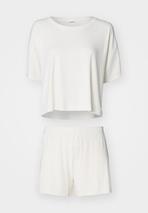 Korte mouwen, cropped witte top met geribbelde textuur, gecombineerd met bijpassende shorts met een knopenhals en een elastische tailleband.