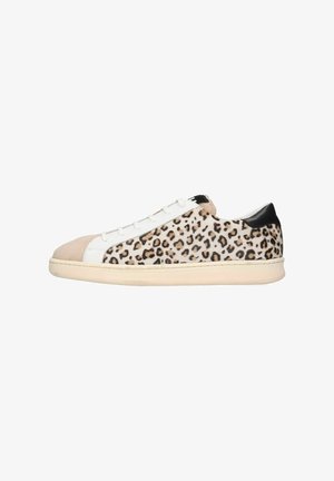 Sneaker mit Leopardenmuster, beiger Wildleder-Spitze und weißen Leder-Seitenpanelen. Schwarzer Absatzakzent. Flache beigefarbene Sohle mit runden Schnürsenkeln.