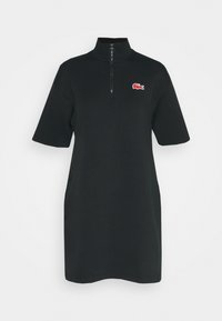 Czarna sukienka polo z krótkim rękawem, z półsuwnym zapięciem z przodu i czerwonym logo krokodyla na piersi.