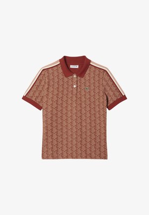 Czerwona koszulka polo w wzory z krótkimi rękawami, klasycznym kołnierzykiem i kontrastującymi beżowymi paskami po bokach. Logo Lacoste na piersi.