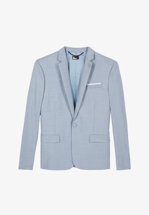 Lyseblå blazer lavet af struktureret stof, med to forlommer, en enkelt knaplukning og et hvidt lommetørklæde.