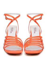 Sandali con tacco alto arancioni con cinghie incrociate alla caviglia, caratterizzati da una finitura liscia e da più fasce strette sul davanti.