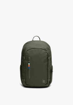 Zaino verde scuro con maniglia superiore, tasca frontale con zip con tiretto multicolore, tasche laterali e logo "GOT BAG" in basso a destra.