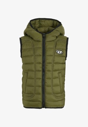 Gilet invernale color verde oliva con cappuccio, zip frontale e due tasche laterali. Presenta una texture trapuntata e dettagli neri sui bordi.