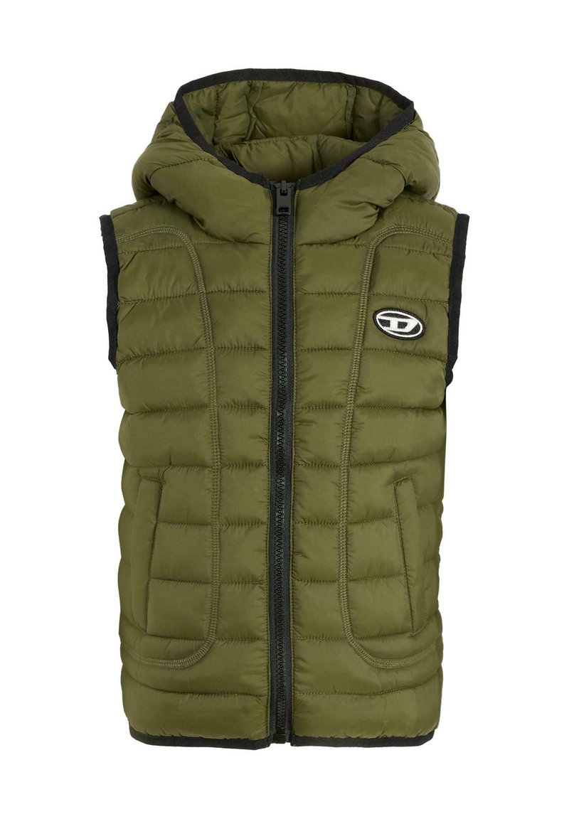 Gilet invernale color verde oliva con cappuccio, zip frontale e due tasche laterali. Presenta una texture trapuntata e dettagli neri sui bordi.