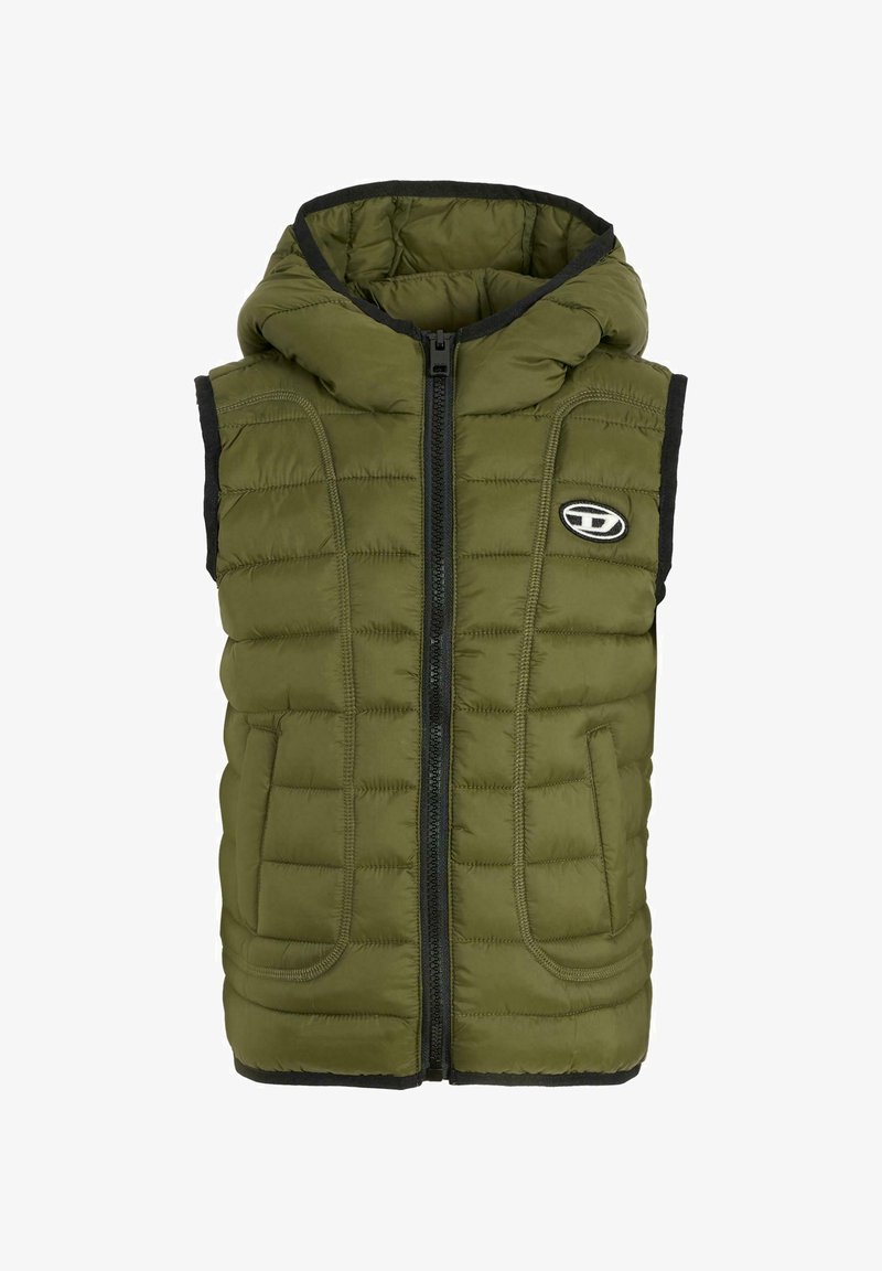 Gilet invernale color verde oliva con cappuccio, zip frontale e due tasche laterali. Presenta una texture trapuntata e dettagli neri sui bordi.