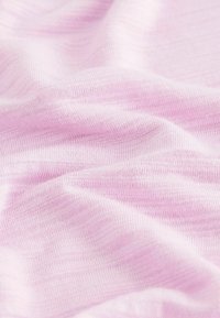 Lys pink stof med en blød, glat tekstur, let krøllet, der viser et fint strikkemønster overalt.