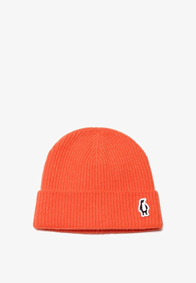 Oranje geribbelde beanie van wol, met een omgeslagen rand en een klein zwart pinguïn-logo. Zachte textuur met verticale strepen.