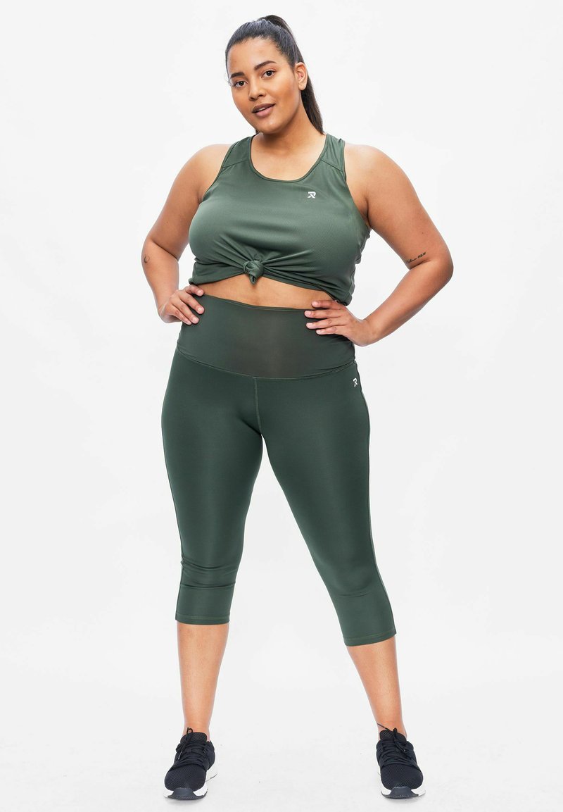 Olivgrünes Sport-Crop-Top mit Knoten-Detail an der Vorderseite, kombiniert mit hochgeschnittenen Leggings. Glattes, elastisches Material; nahtloses Design.