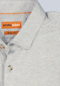 Helles graues karierte Hemd mit schlanker Passform. Mit klassischem Kragen, orangefarbenem Etikett und Knopfschluss. Weicher Stoff.