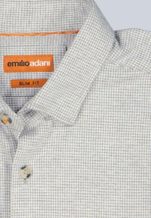 Helles graues karierte Hemd mit schlanker Passform. Mit klassischem Kragen, orangefarbenem Etikett und Knopfschluss. Weicher Stoff.