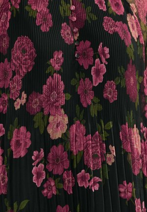 Robe en tissu noir avec des plis verticaux, ornée de grands motifs floraux roses et violets, et de boutons sur le devant.